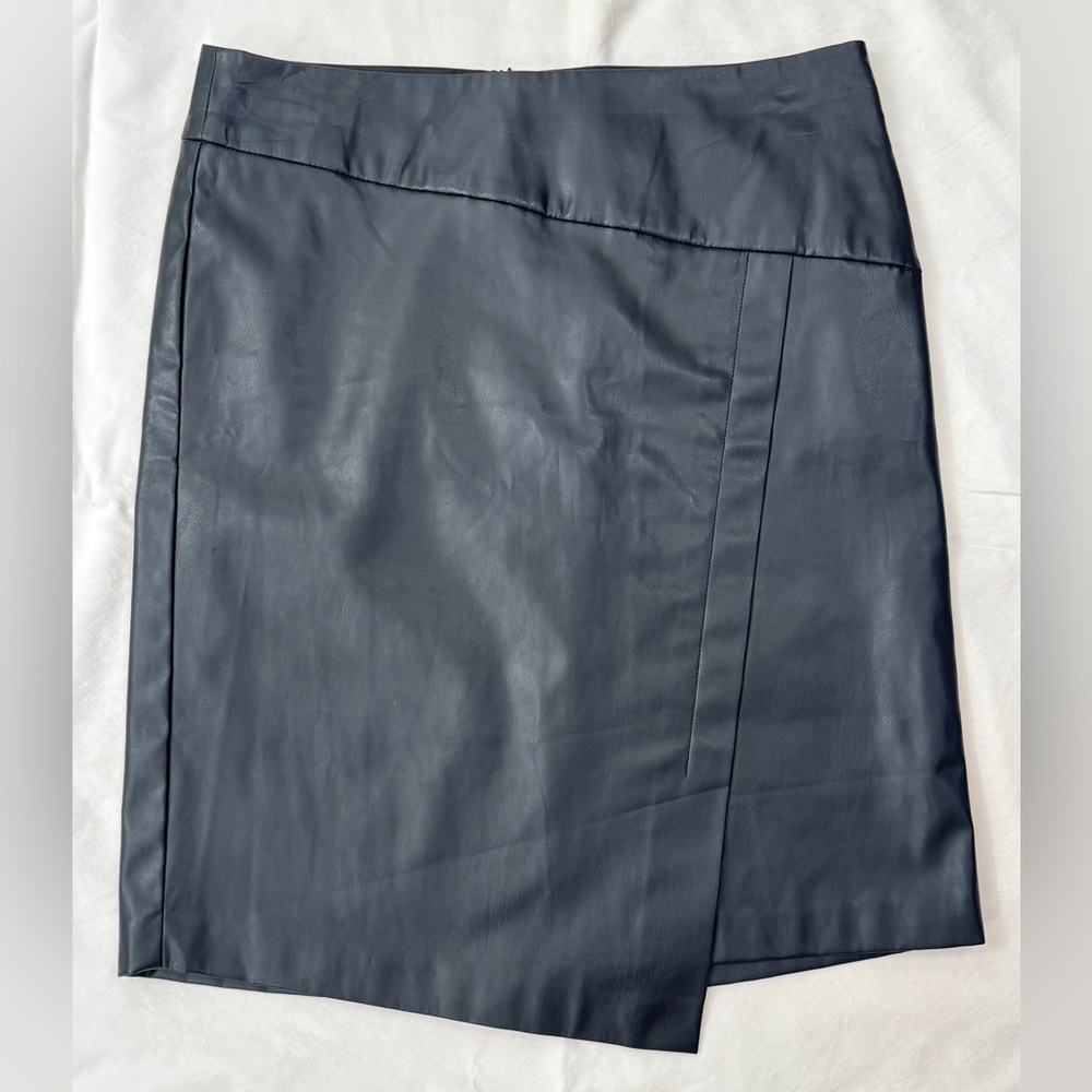 NWT DKNY Faux Leather Knee Length Skirt Size 2